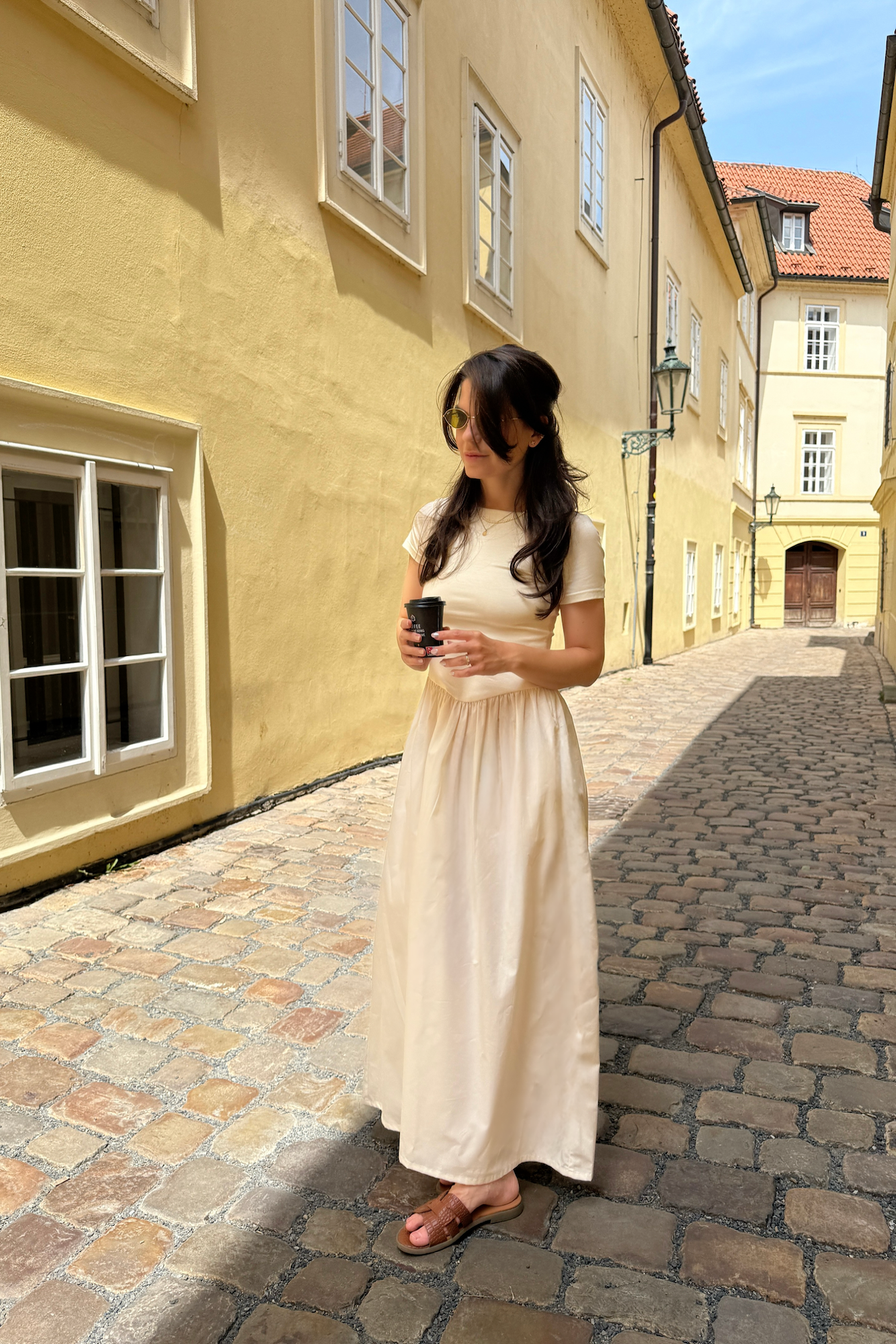 Šaty Naomi v ivory: minimalistický outfit pro léto ve městě